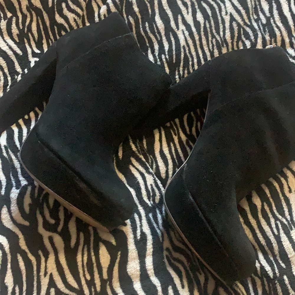 Beautiful velvet  mk anckle boots 👢
